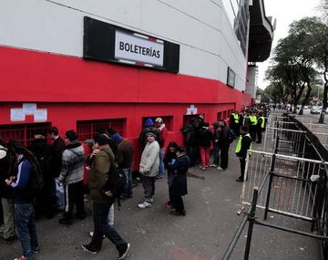 Caos y suspensión en la venta de entradas para el Superclásico