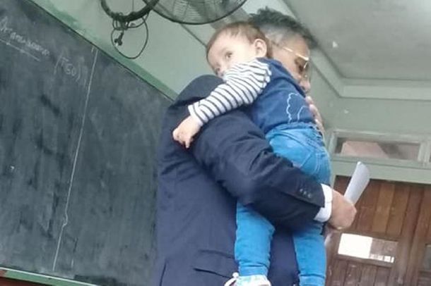 El gesto solidario de un profesor con una madre soltera que se hizo viral