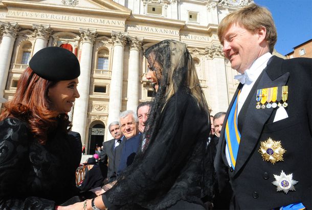 El afectuoso saludo de Cristina y Máxima en el Vaticano