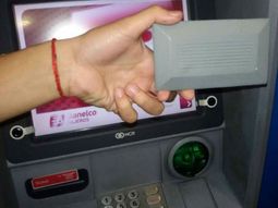 Así roban los datos de las tarjetas en los cajeros