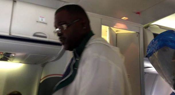 ¡No fue gracioso! Dijo que tenía Ébola y lo bajaron del avión: mirá el video