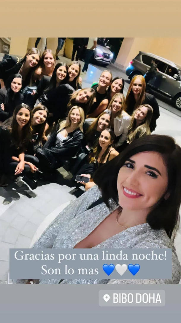 "Gracias por una linda noche, son lo más", escribió Mandinha Martínez, la esposa del Dibu.