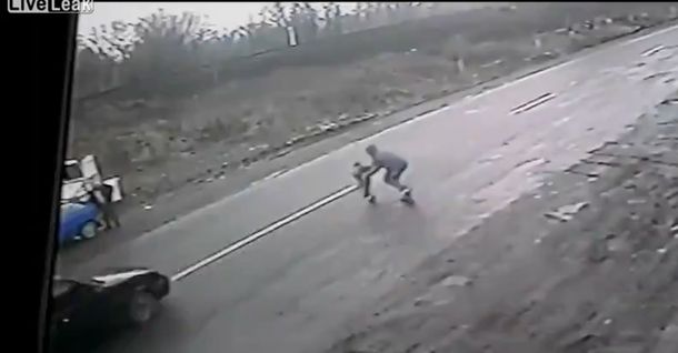 VIDEO: Un padre héroe salva de milagro a su hijo de ser atropellado