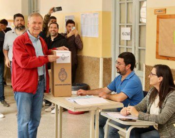 Juan Schiaretti votó y rompió la veda electoral