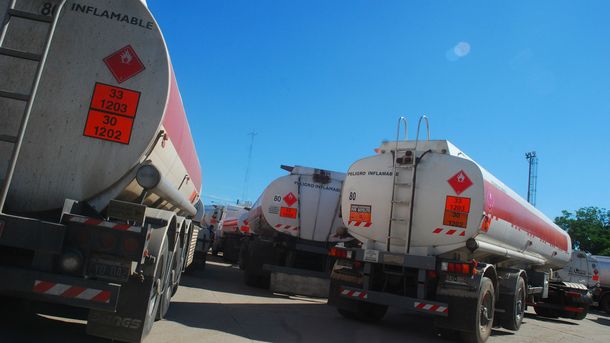 Advierten que puede faltar combustible porque la rama de Camioneros del sector trabaja a reglamento