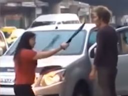 Una mujer amenaza con un machete al marido marido Una mujer amenaza con un machete al marido marido