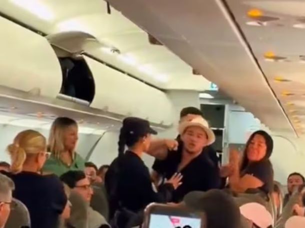 Escándalo en Aeroparque: bajaron a tres pasajeros de un avión porque estaban borrachos