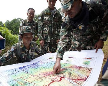 El operativo de rescate de los cuatro chicos y el entrenador comenzó bajo una intensa lluvia