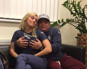 ¿Otra vez la mano de Dios? La nueva foto hot de Diego Maradona y Rocío Oliva