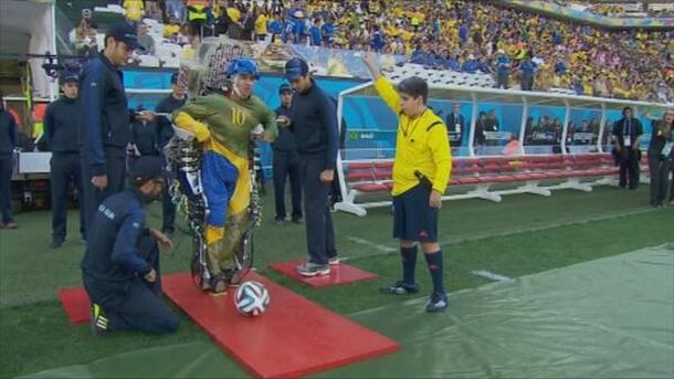 ¿Quién es el joven parapléjico que dio el puntapié inicial del Mundial?