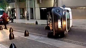 choque y vuelco de una camioneta en retiro dejo un herido choque y vuelco de una camioneta en retiro dejo un herido