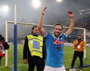 Un tifosi más: Higuaín cantó y saltó al ritmo de la hinchada del Nápoli