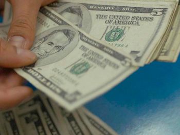El dólar revirtió suba inicial y terminó tres centavos abajo a $13,74