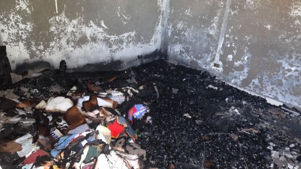 Quiso ahuyentar a un sapo y prendió fuego su casa