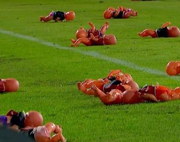 El césped de Arroyito repleto de muñecos