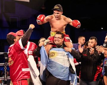 Cuellar fue una aplanadora y retuvo su título interino mosca de la AMB