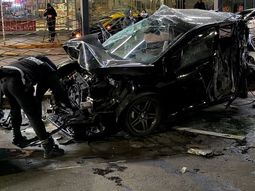 El auto quedó totalmente aplastado. El auto quedó totalmente aplastado.