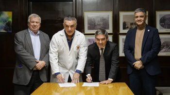 El jefe de Gobierno de la Ciudad, Jorge Macri, junto al rector de la UBA, Ricardo Gelpi, y firmando, el ministro de Salud porteño, Fernán Quiros, y el director del Hospital de Clínicas, Marcelo Melo. El jefe de Gobierno de la Ciudad, Jorge Macri, junto al rector de la UBA, Ricardo Gelpi, y firmando, el ministro de Salud porteño, Fernán Quiros, y el director del Hospital de Clínicas, Marcelo Melo.