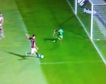 Una ayudita: mirá la insólita jugada en la que le anularon un gol a Colón ante River