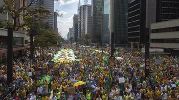 los brasilenos salieron a la calle para protestar contra de rousseff los brasilenos salieron a la calle para protestar contra de rousseff