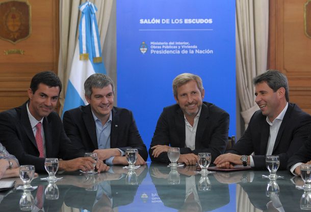 El Gobierno promete regularizar deudas para obra pública y cambiar el decreto por el traspaso de la policía a la Ciudad