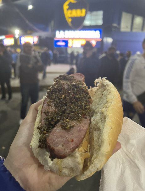 Un inglés publicó una foto comiendo un choripán en la Bombonera y es viral por el precio que pagó