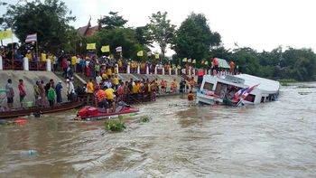 siete muertos al naufragar un ferry en un rio de tailandia siete muertos al naufragar un ferry en un rio de tailandia