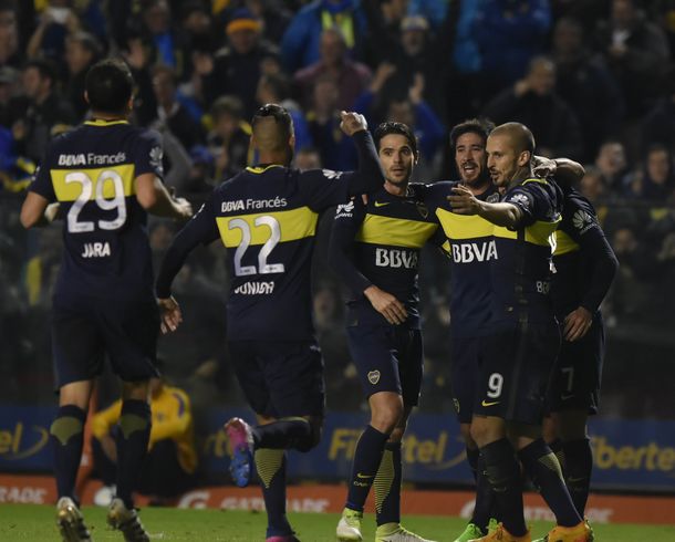 Boca festeja el triunfo ante Independiente que lo dejó a un paso del título