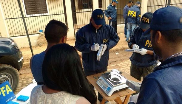 Personal de la Policía Federal pesando los 73 kilos hallados en una camioneta en Salta. Foto archivo.