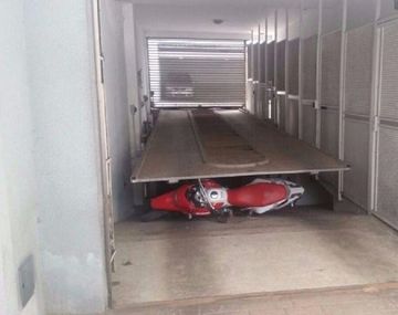 Un hombre fue aplastado por una rampa de su edificio