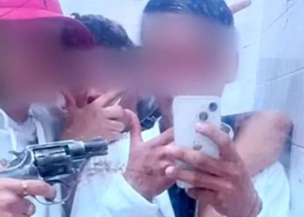 Allanaron la casa de un adolescente de 16 años que llevó un arma a su escuela en Balvanera