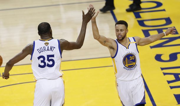 &nbsp;Kevin&nbsp;Durant y Stephen&nbsp;Curry celebrando