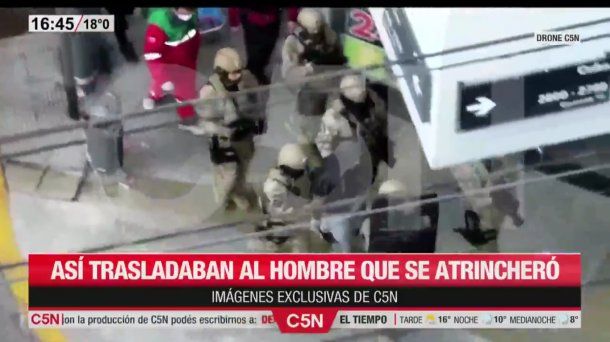 VIDEO: Así trasladaron al hombre que se atrincheró en Núñez