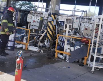 Una avioneta se estrelló contra una fábrica en Rosario: murió el piloto