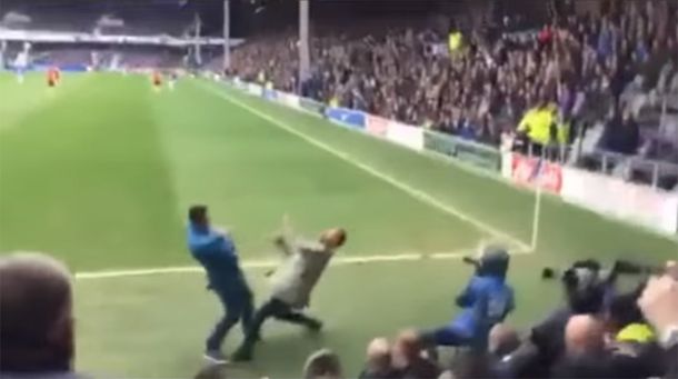 Insólito: dos hooligans se agarraron a piñas en pleno partido