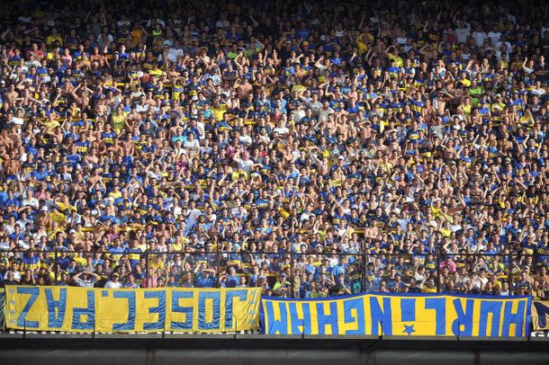 Antes del comienzo del partido, la 12 dio vuelta las banderas