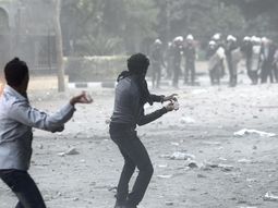 Los manifestantes egipcios se enfrentan con la Policía
