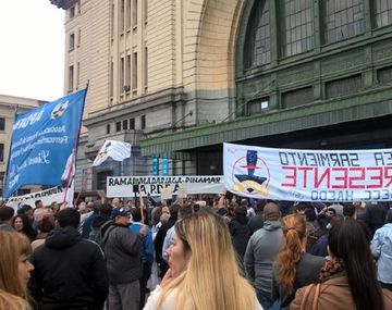 Protesta de trabajadores de la Asociación del Personal de Dirección de Ferrocarriles y Puertos Argentinos (Apdfa)