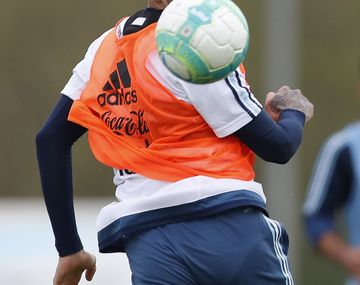 El zaguero sufrió la rudeza del delantero uruguayo