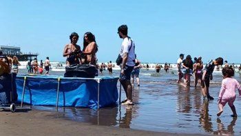mar del plata: una pileta de lona en la orilla del mar sorprendio a turistas mar del plata: una pileta de lona en la orilla del mar sorprendio a turistas