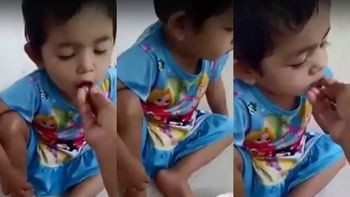 Una madre de da comer gusanos a su hija Una madre de da comer gusanos a su hija