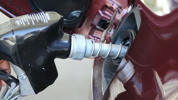 En Uruguay la nafta alcanzó su tercera baja mensual en el semestre logrando un 11% y el gasoil un 9%. En Uruguay la nafta alcanzó su tercera baja mensual en el semestre logrando un 11% y el gasoil un 9%.