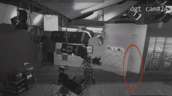 ¿es un fantasma? una extrana imagen es capturada por camaras de seguridad ¿es un fantasma? una extrana imagen es capturada por camaras de seguridad