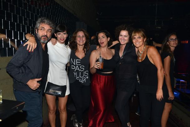 Mirá el look de los famosos en el show de Gloria Carrá y su banda