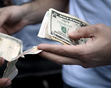 El dólar negro retrocedió 10 centavos; el oficial bajó a $7