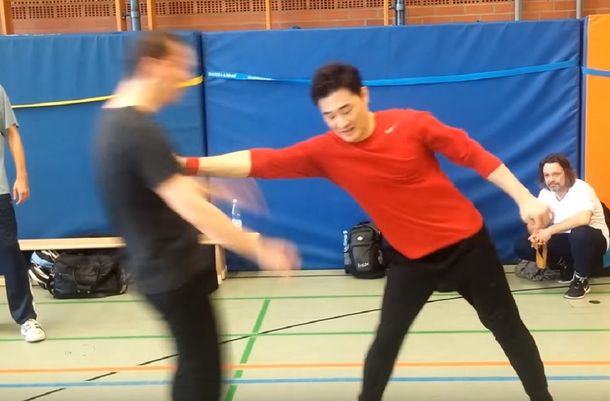 VIDEO: Logró hacer el legendario golpe de Bruce Lee