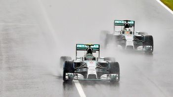 hamilton se quedo con un gp de japon bajo la lluvia y estiro su ventaja como lider hamilton se quedo con un gp de japon bajo la lluvia y estiro su ventaja como lider