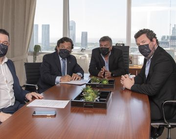 El presidente del Ente Nacional de Comunicaciones (ENACOM),&nbsp;Claudio Ambrosini, y el gobernador de Salta, Gustavo Sáenz, junto al jefe de Gabinete del Ente, Ariel Martínez, y el director de Asuntos Jurídicos y Regulatorios, Diego Leiva.