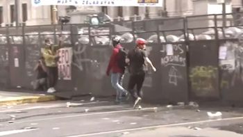 Al menos 15 personas encapuchadas originaron la tensión con las fuerzas de seguridad en el Congreso