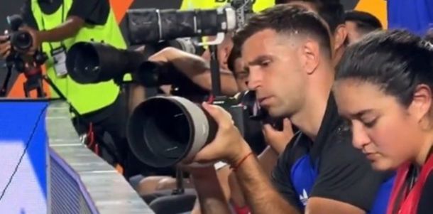 Dibu Martínez fue fotógrafo ante Honduras y tuvo un gran gesto con Beltrán tras su debut